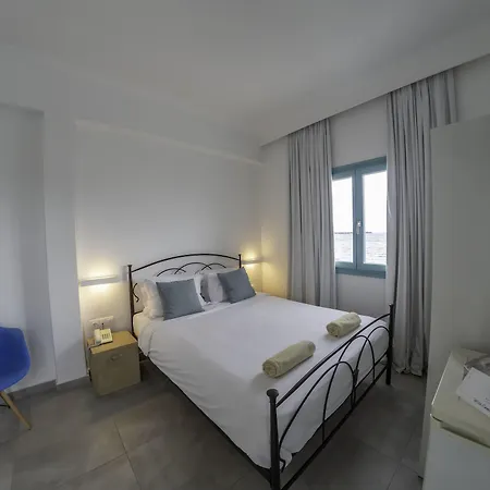 Amaryllis Chrisi Akti (Paros)