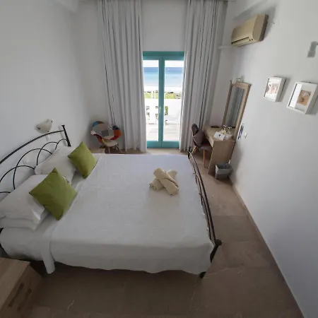 Amaryllis Chrisi Akti (Paros)