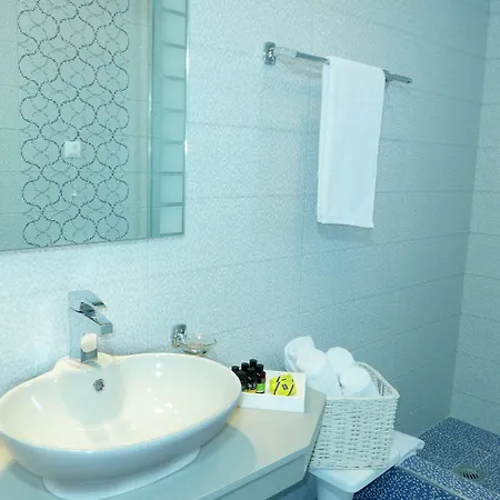 Amaryllis Chrisi Akti (Paros)