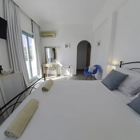 Amaryllis Chrisi Akti (Paros)