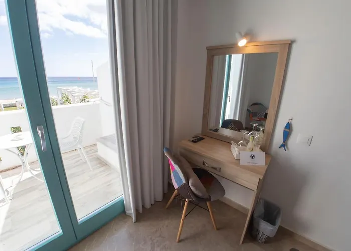 Amaryllis Chrisi Akti (Paros)