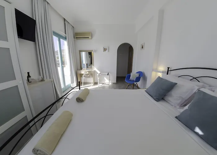 Amaryllis Chrisi Akti (Paros)