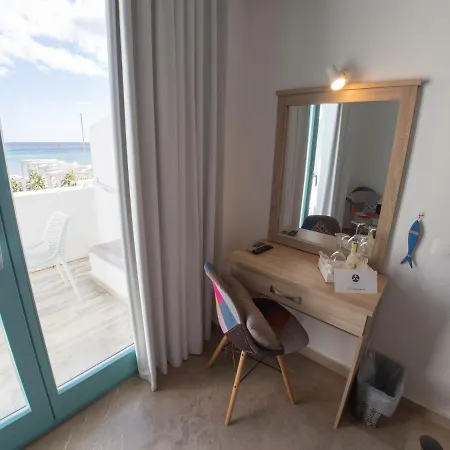 Amaryllis Chrisi Akti (Paros)